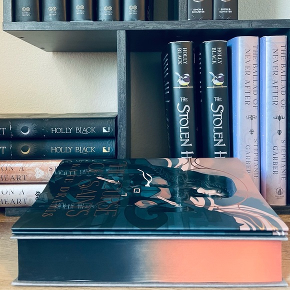 Fairyloot Exclusive Signed Edition The Curse of Saints by Kate Dramis - Picture 11 of 12